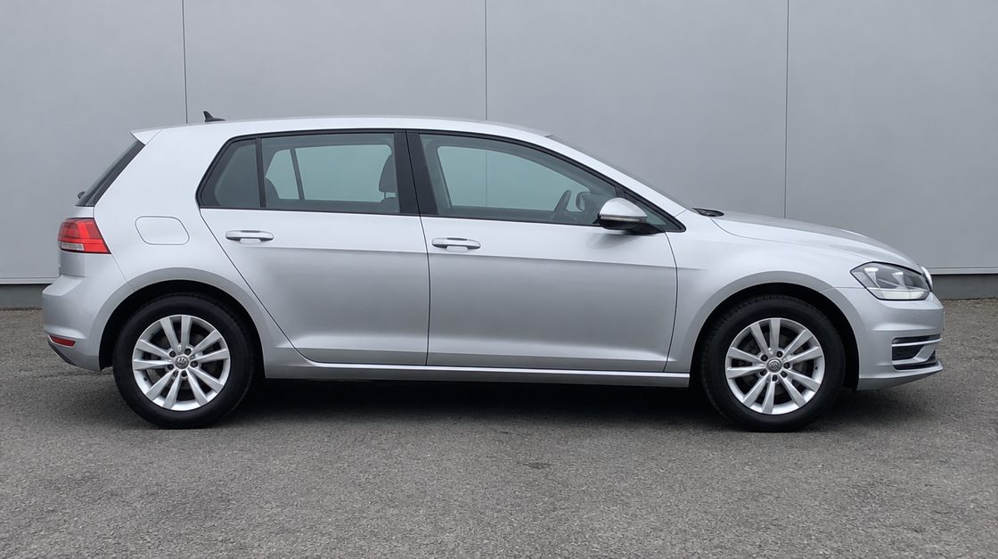Silberner VW Golf, Seitenansicht